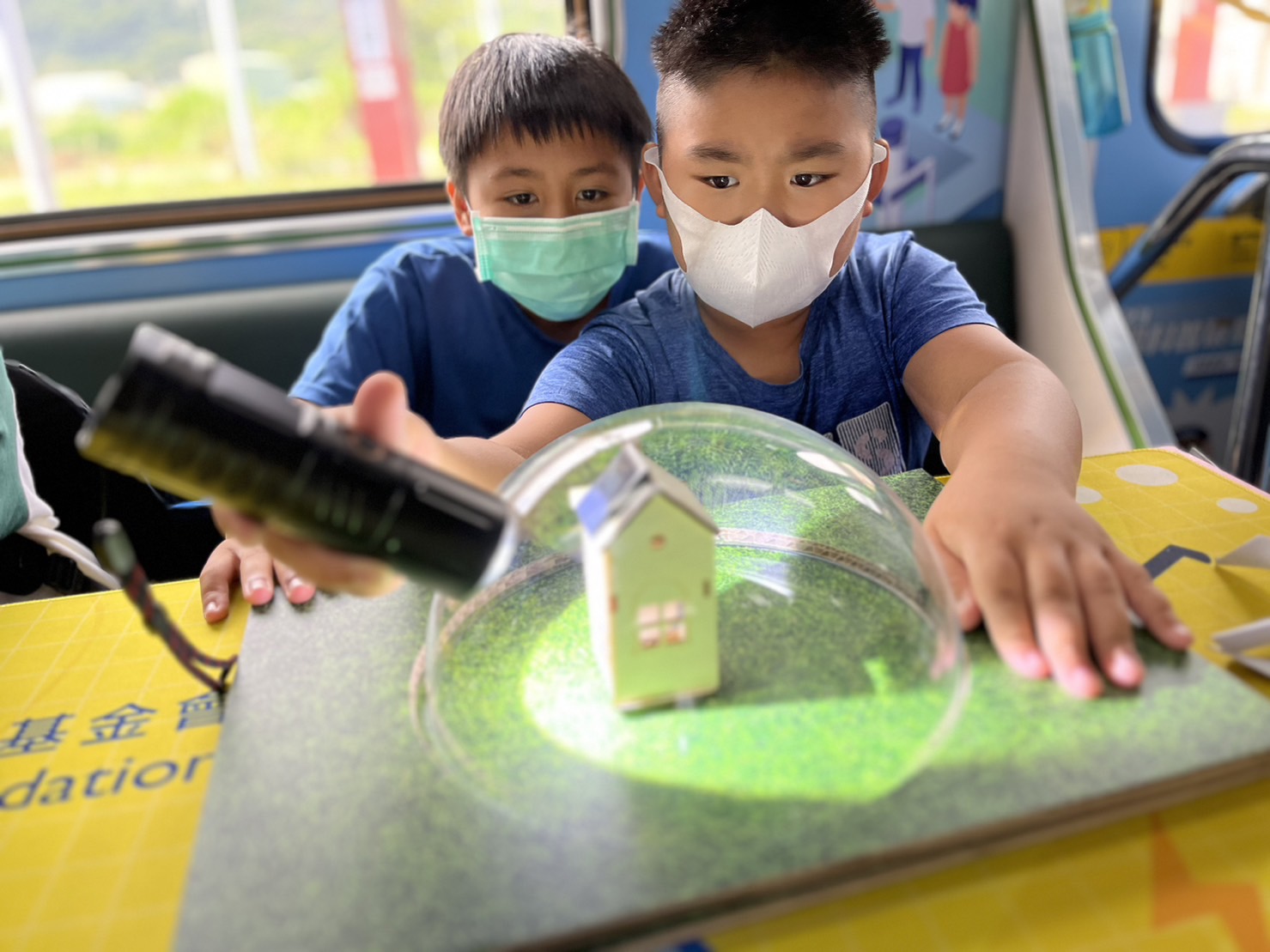 PA旗舰厅參與基礎科學主題車廂，以STEAM教學精神，設計「逐日科學家」、「太陽能工程師」以及「淨零建築師」三大能源科普課程和實驗